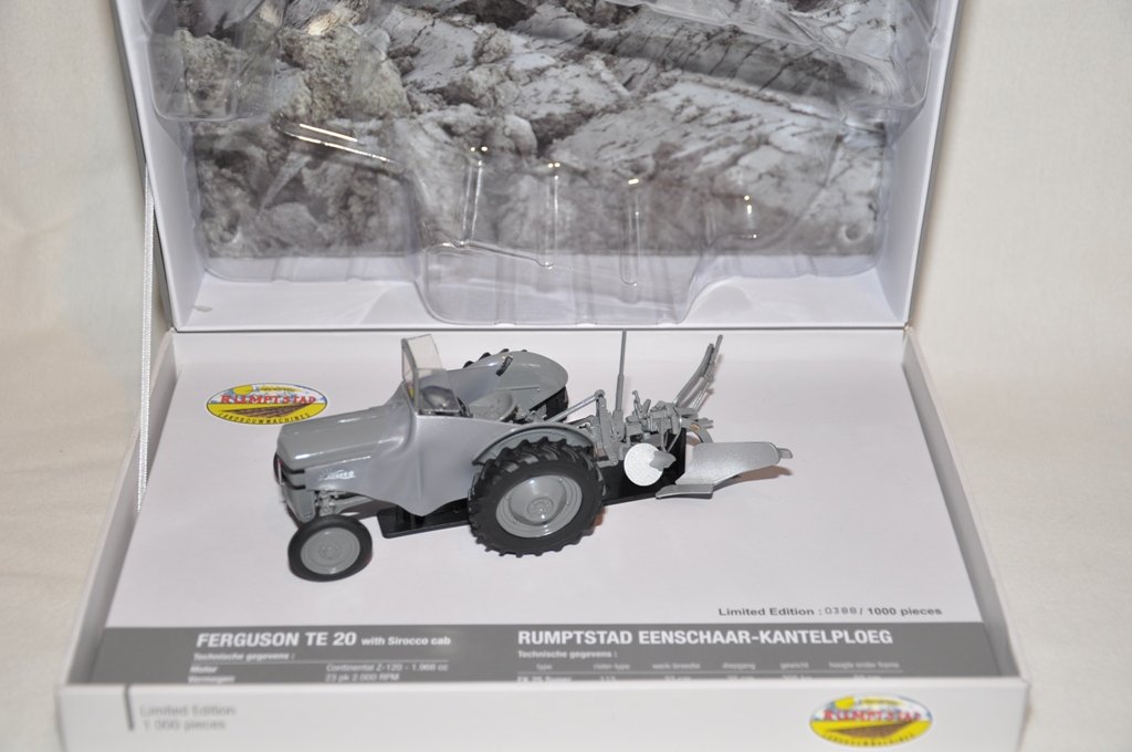 Miniature Coffret FERGUSON FE35 et charrue RUMPSTAD - 1000PCS UNIVERSAL